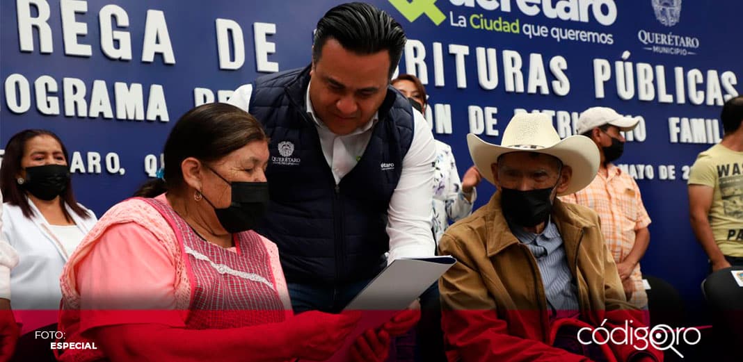 Nava entrega 162 escrituras públicas a familias de Querétaro