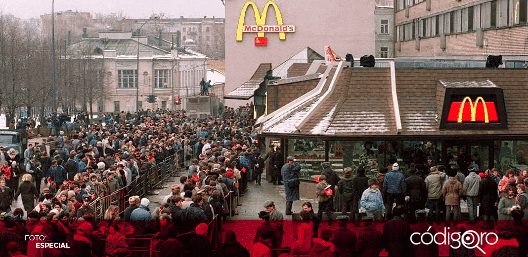 Rusos hacen fila para comprar su última Big Mac ante la salida de McDonald's
