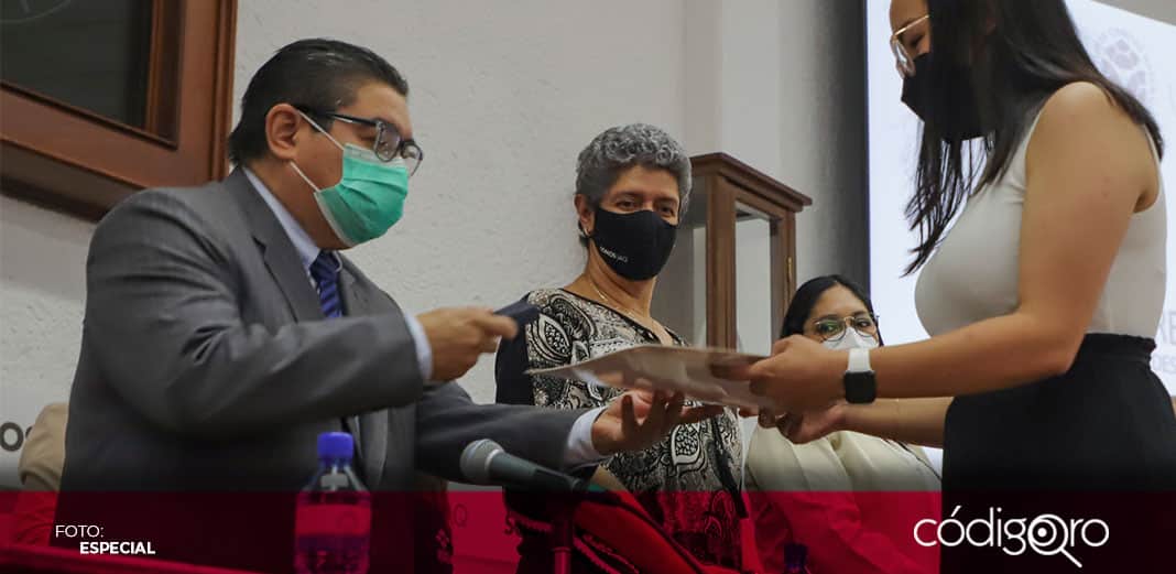 UAQ reconoce a estudiantes con Premio Ceneval