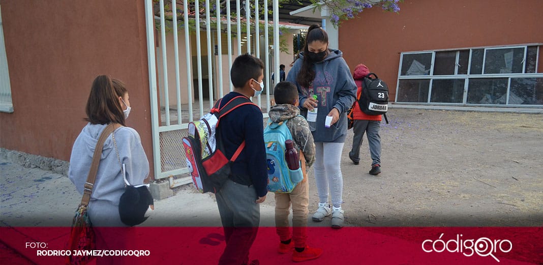 Reportan brotes de COVID-19, varicela y piojos en escuelas y empresas