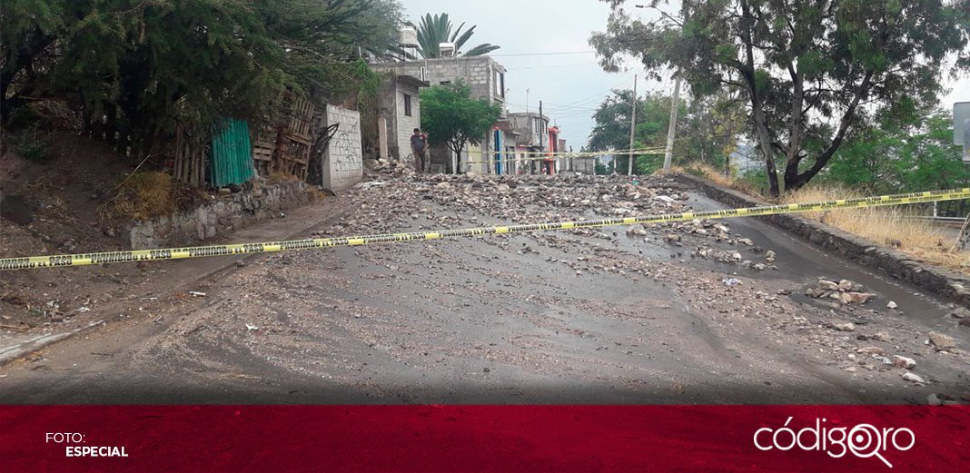 Lluvia arrastra tierra y piedras en carretera a Chichimequillas