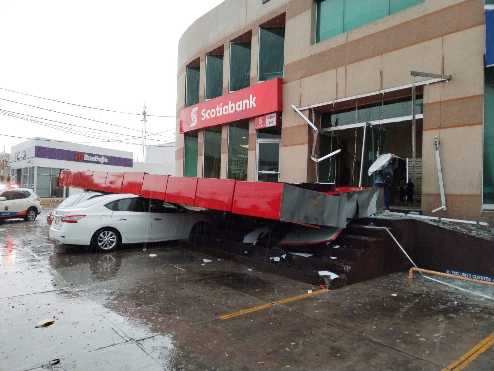 La lluvia derribó una estructura publicitaria sobre 3 vehículos en Prolongación Zaragoza. Foto: Especial