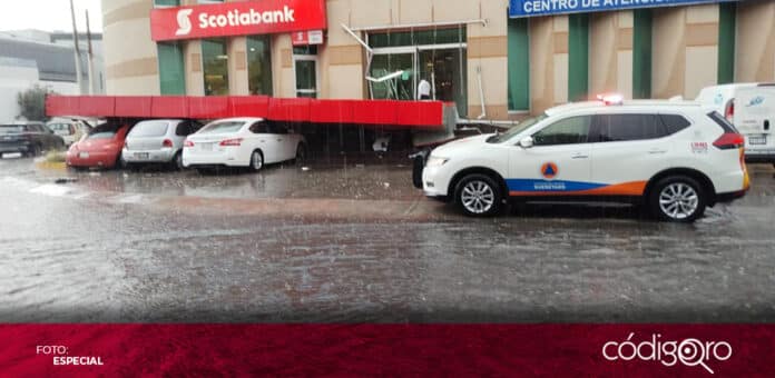 Una estructura publicitaria cayó sobre 3 autos en Prolongación Zaragoza como consecuencia de la lluvia. Foto: Especial
