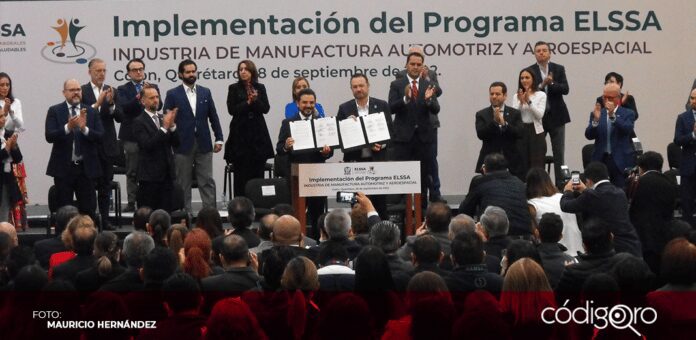 El director general del IMSS, Zoé Robledo Aburto, y el gobernador del estado de Querétaro, Mauricio Kuri González, firmaron el Acuerdo Nacional por la Salud, la Seguridad y el Bienestar de las Personas Trabajadoras