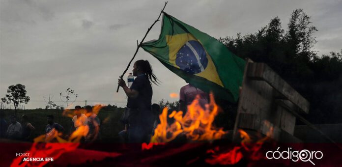 Tras la victoria de Lula en las elecciones presidenciales de Brasil, militantes de Bolsonaro bloquearon distintas carreteras. Foto: Agencia EFE