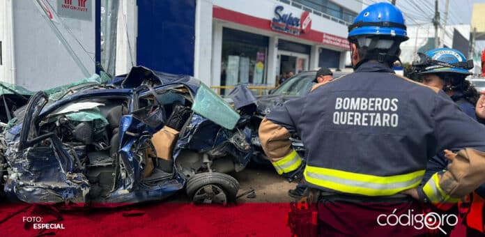 Una tolva chocó contra 2 vehículos en carriles laterales de bulevar Bernardo Quintana. Foto: Especial