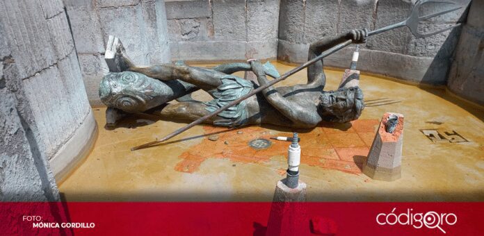 El cronista del estado de Querétaro, Jaime Zúñiga Burgos, lamentó que la escultura de bronce de la Fuente de Neptuno haya sido derribada; calificó el hecho como un ataque al patrimonio histórico de la capital queretana