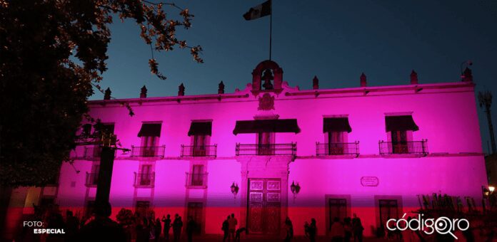 En el marco de la lucha contra el cáncer de mama, que se conmemora en octubre, quedó iluminado de color rosa el Palacio de la Corregidora