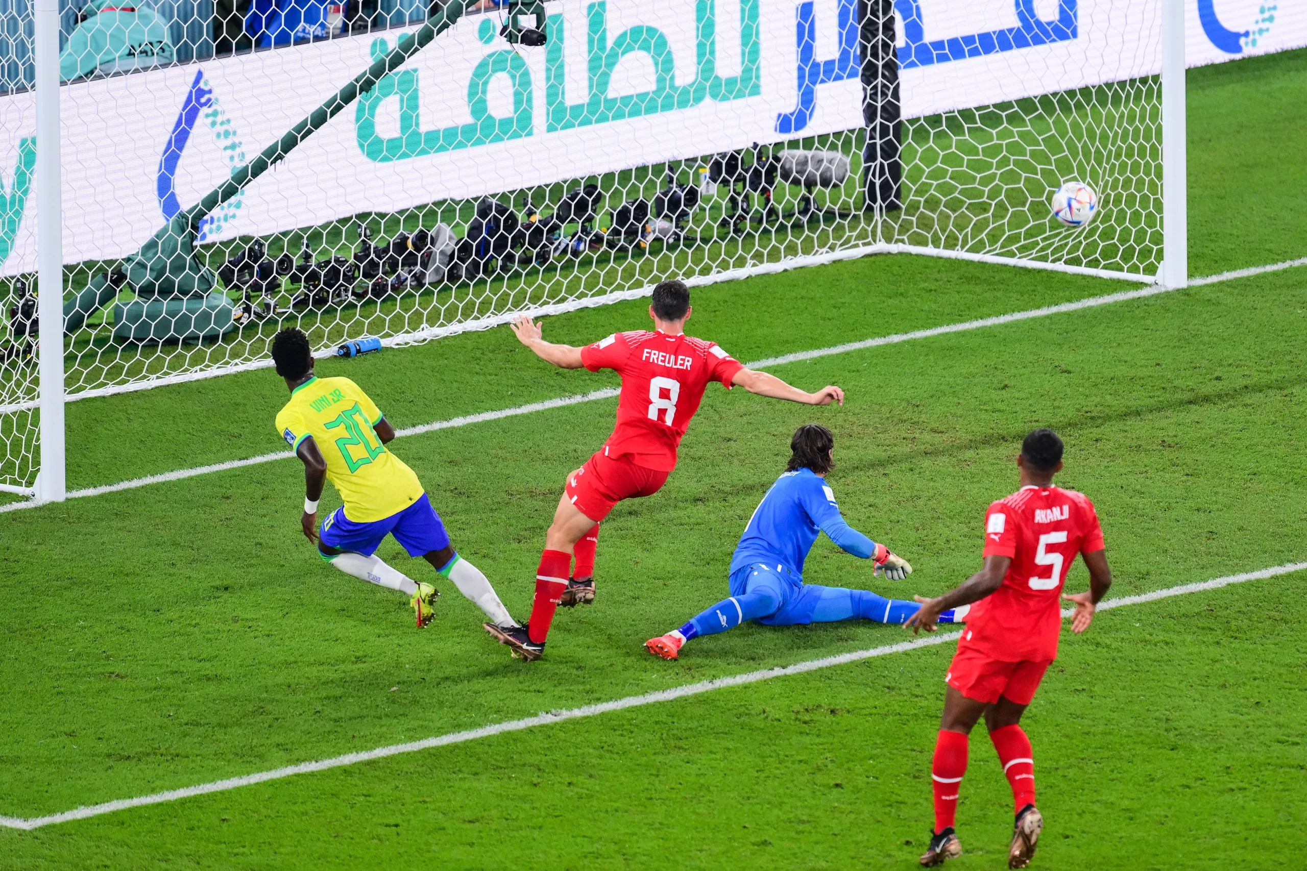 Al 63’ Vinicius Jr. rompió el cerco rojo, sin embargo, el gol fue anulado por fuera de lugar