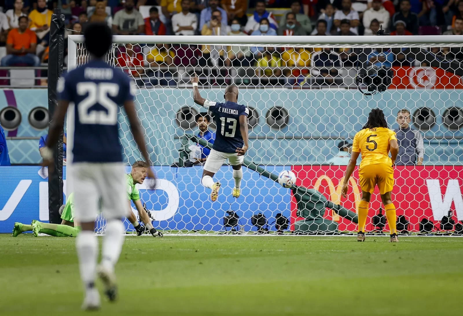 Andries Noppert tuvo que ver cómo Enner Valencia empujaba el balón para marcar su tercer gol en Qatar 2022