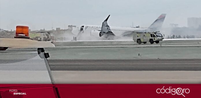 Al menos dos bomberos fallecieron este viernes en el aeropuerto internacional Jorge Chávez, en Lima, debido al choque de un avión, que se desplazaba por la pista de despegue, con un camión en el que iban los rescatistas