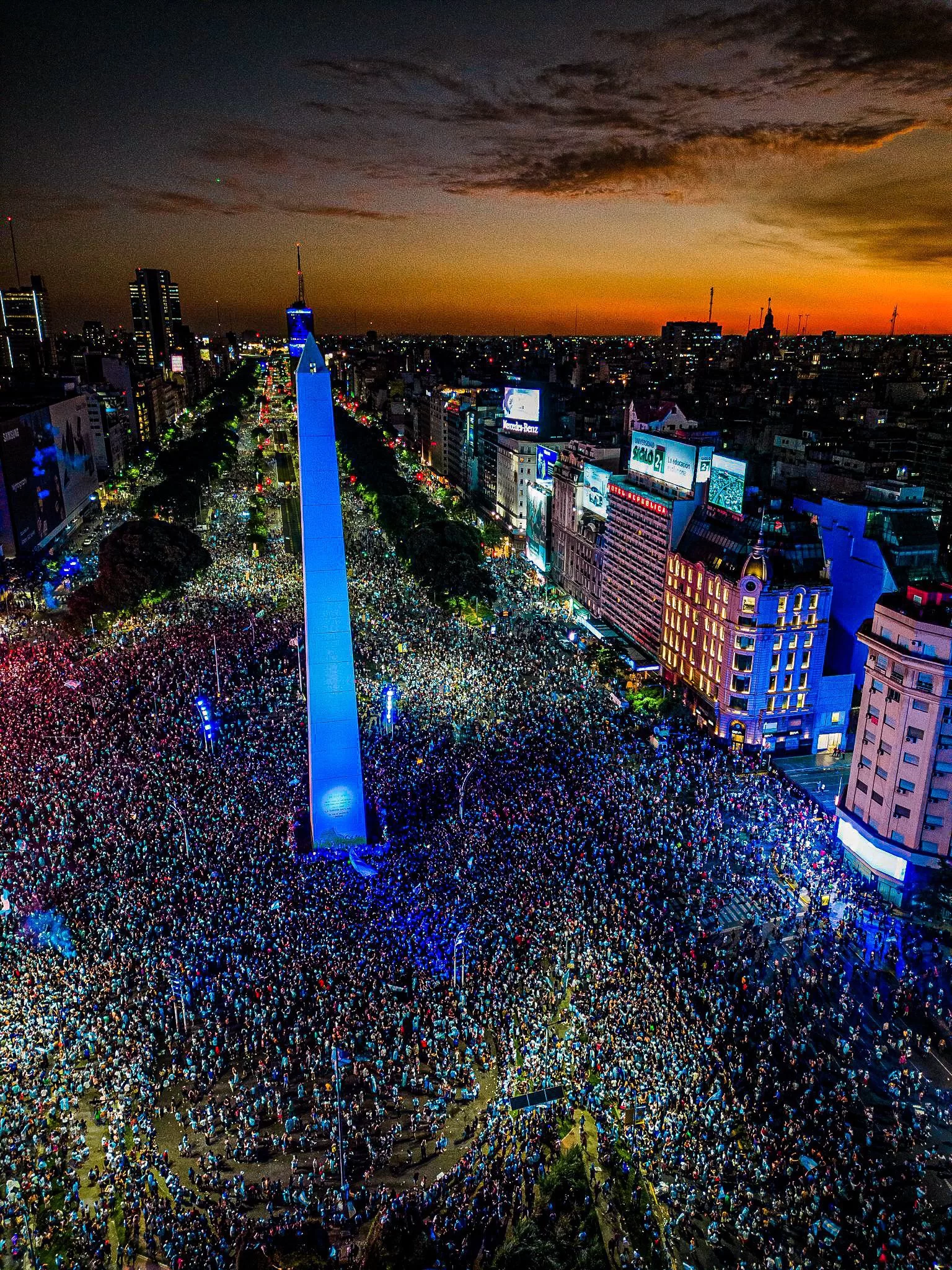 Aficionados argentinos se reunieron en el Obelisco para festejar el campeonato de su selección