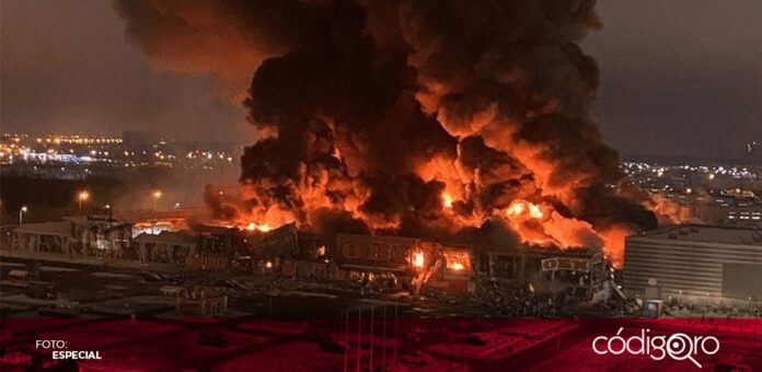 Un centro comercial de Moscú, capital de Rusia, fue consumido por un incendio. Foto: Especial