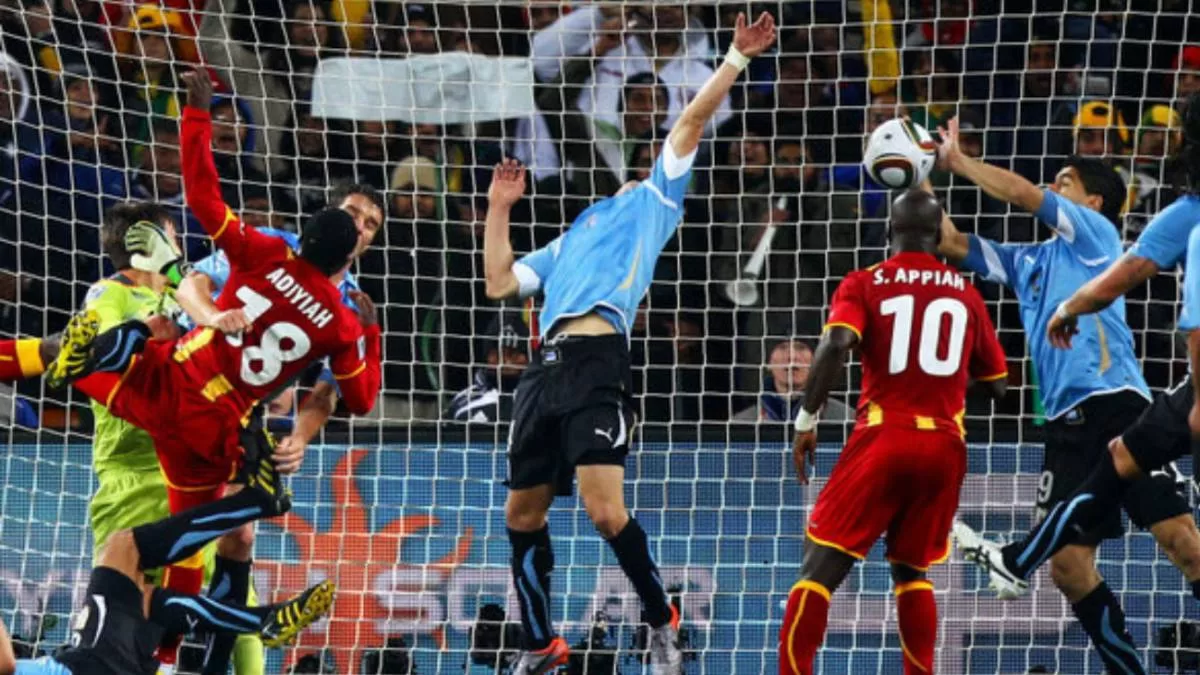 Luis Suárez detuvo el balón con la mano en su partido de cuartos de final ante Ghana en Sudáfrica 2010