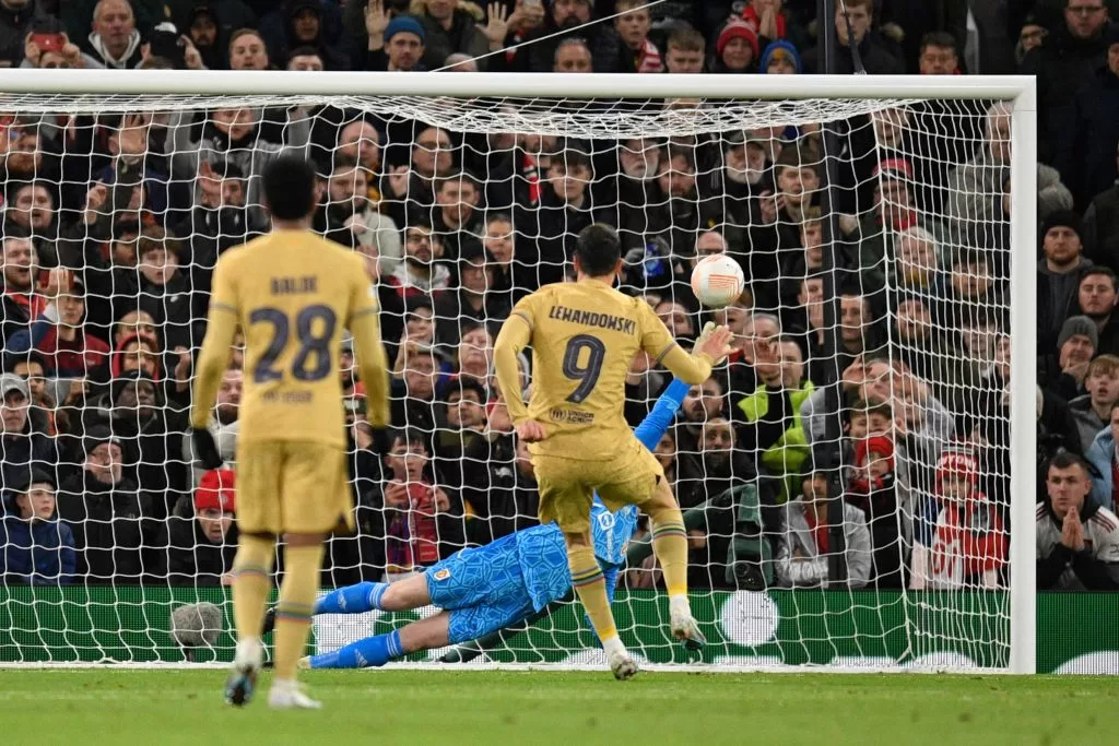 Robert Lewandowski marcó de penal el primer gol del partido