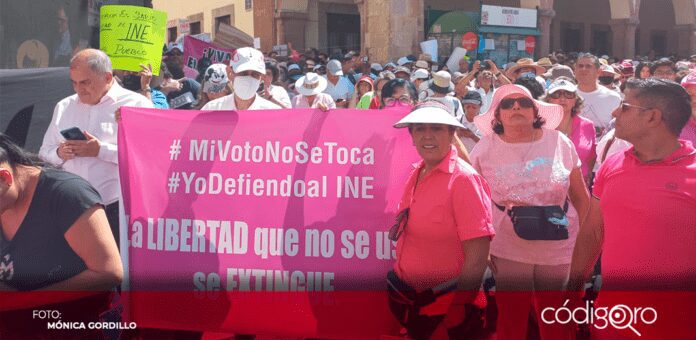 Cientos de personas abarrotaron Plaza de Armas para respaldar al INE. Foto: Mónica Gordillo