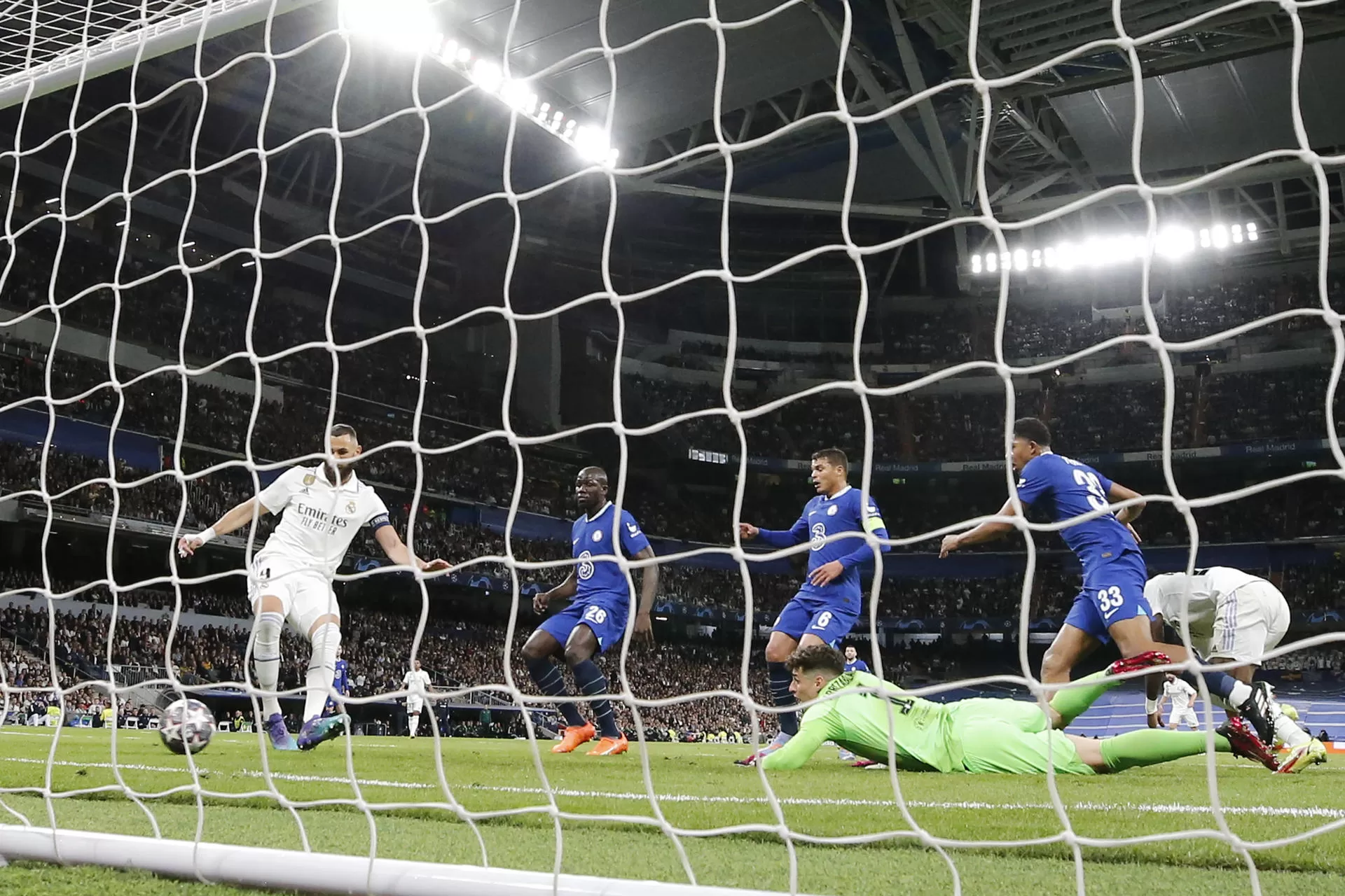 Kepa salvó el tanto, nada pudo hacer ante el contrarremate de Benzema, 1-0