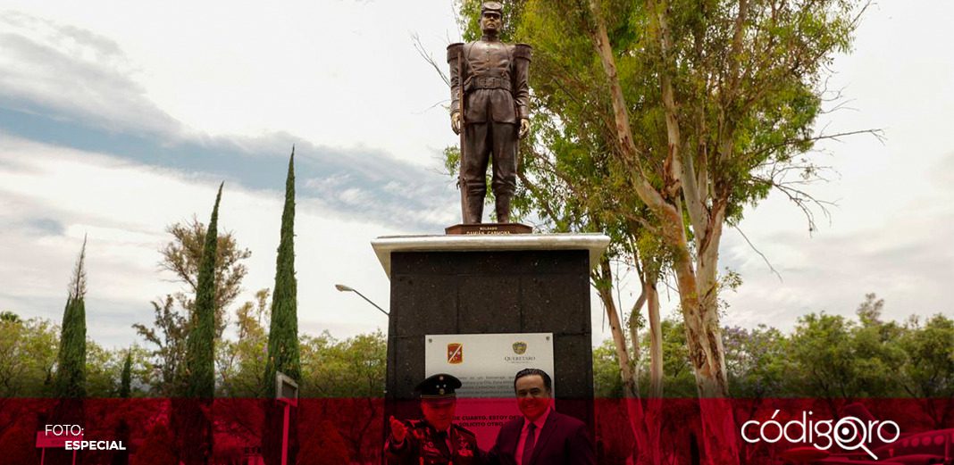 Nava devela estatua de Damián Carmona en 17ª Zona Militar