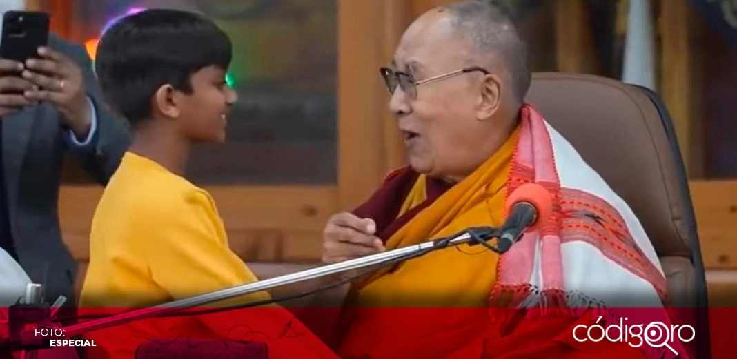 El dalái lama se disculpa tras pedir a un niño que "chupe su lengua"