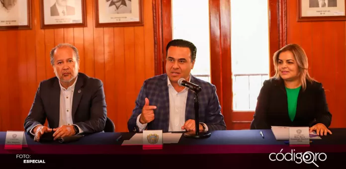 Luis Bernardo Nava firmó como testigo de honor el convenio para que los municipios de la zona serrana se sumen al uso de CuelgApp