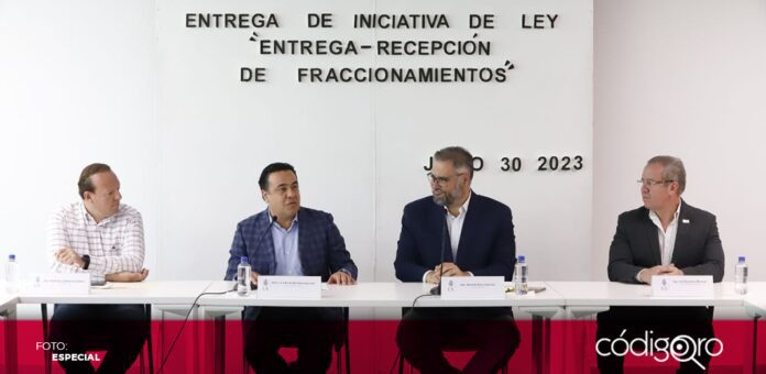 Luis Bernardo Nava acompañó al diputado local Manuel Pozo Cabrera en la entrega de la iniciativa de Ley 