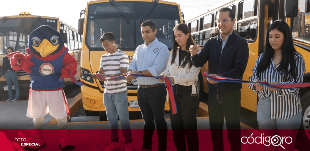 Dan banderazo de salida a dos nuevos camiones escolares de la UPQ