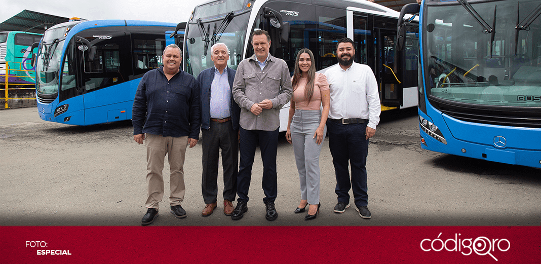 Gobernador supervisa ensamble de nuevos camiones del transporte público