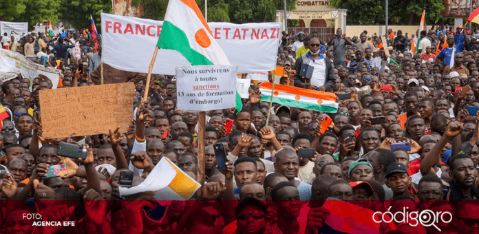 Miles de personas salieron a calles para manifestarse a favor del golpe de Estado en Níger. Foto: Agencia EFE