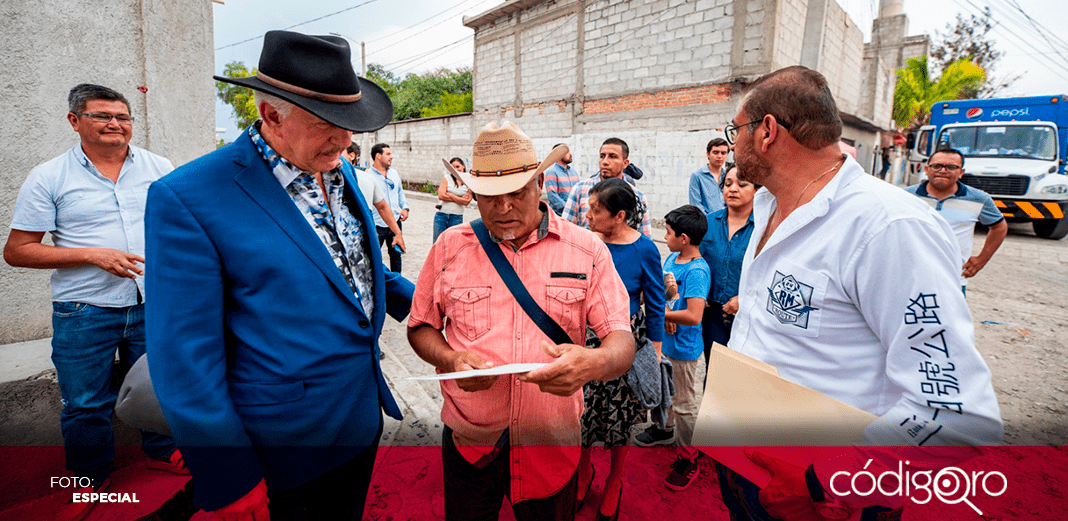 Enrique Vega entrega luminarias en San Vicente Ferrer y  La Piedad