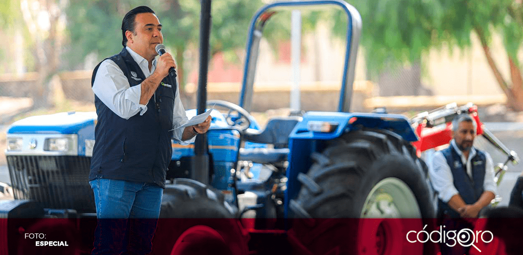 Nava encabeza entrega de tractores a productores agrícolas
