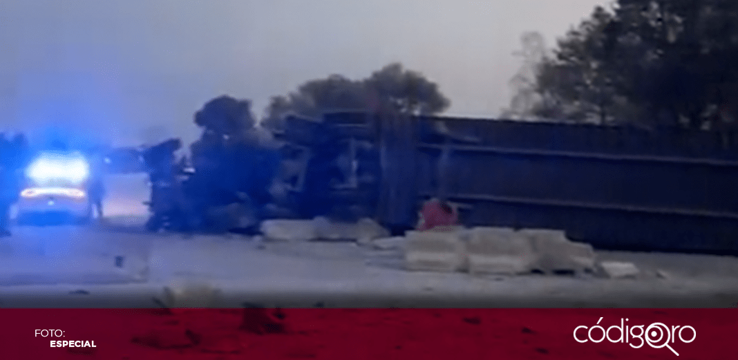 Vuelca tráiler en la 57; continúan labores de atención en la zona