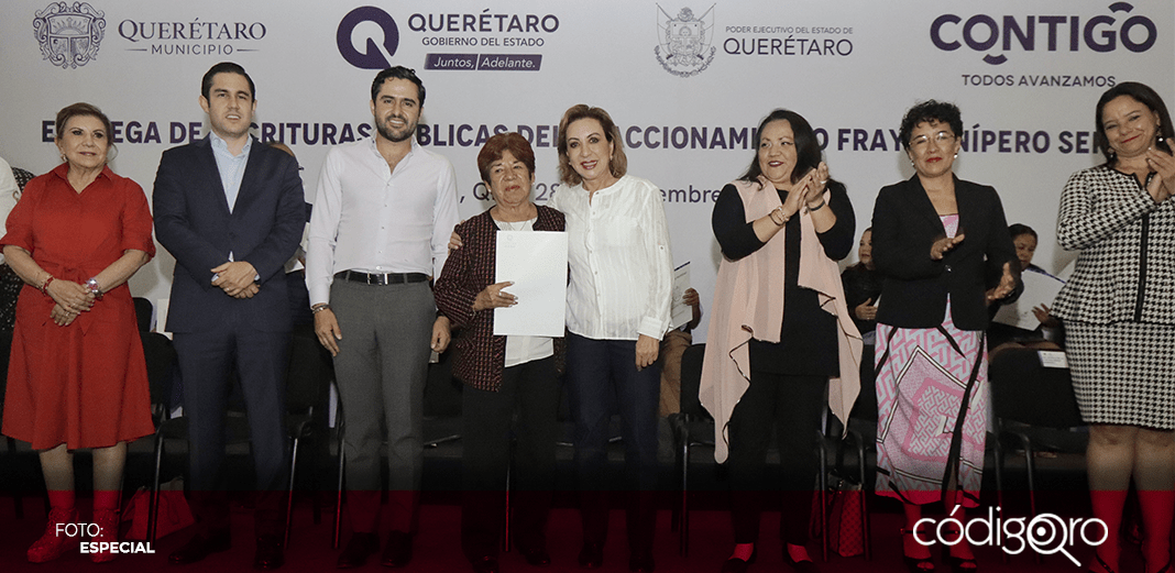 Murguía entrega escrituras en Fraccionamiento Fray Junípero Serra