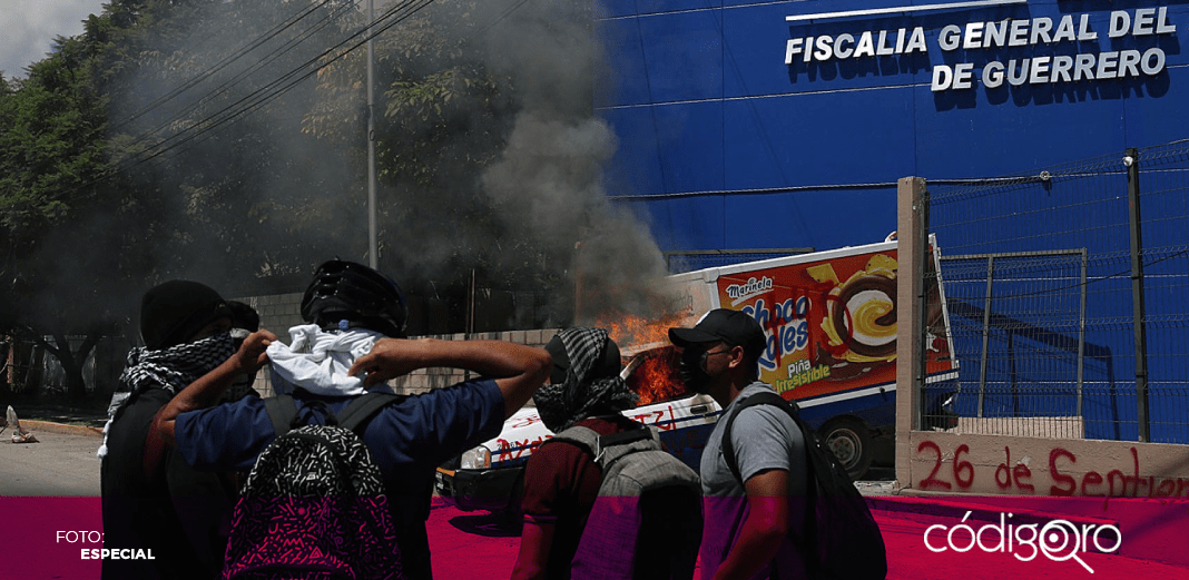 Estudiantes vandalizan Fiscalía en Guerrero por desaparecidos de Ayotzinapa