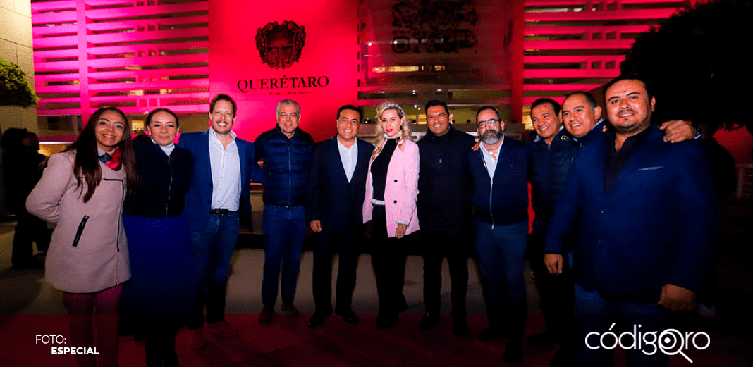 Iluminan Centro Cívico por lucha contra cáncer de mama