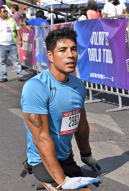 El atleta paralímpico Michel Muñoz recorrió 42 kilómetros a bordo de su patineta. Foto: Irma Caballero