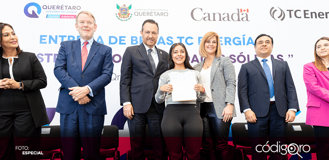 Estudiantes reciben becas por parte de empresa canadiense