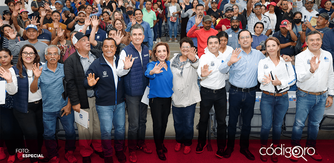 Josué Guerrero entrega contratos de agua en Corregidora