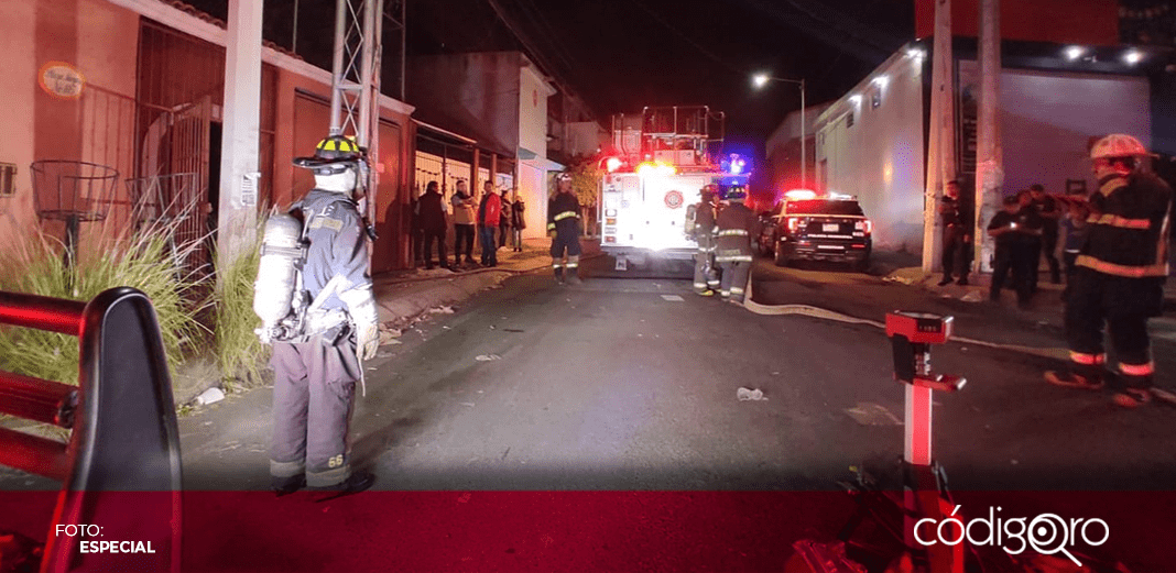 Rescatan a un perro tras incendio en Plazas del Sol