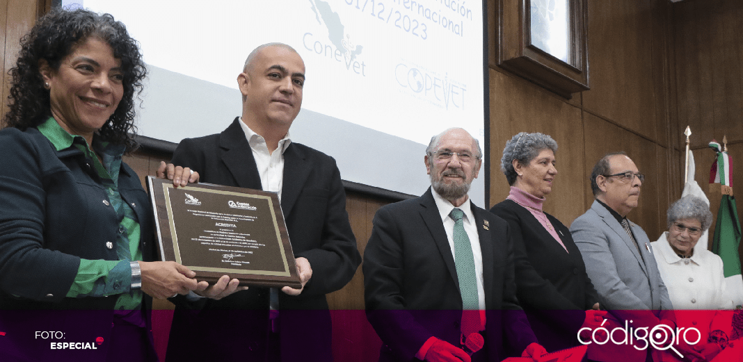 Entregan Conevet y Copevet acreditaciones a Veterinaria y Zootecnia UAQ