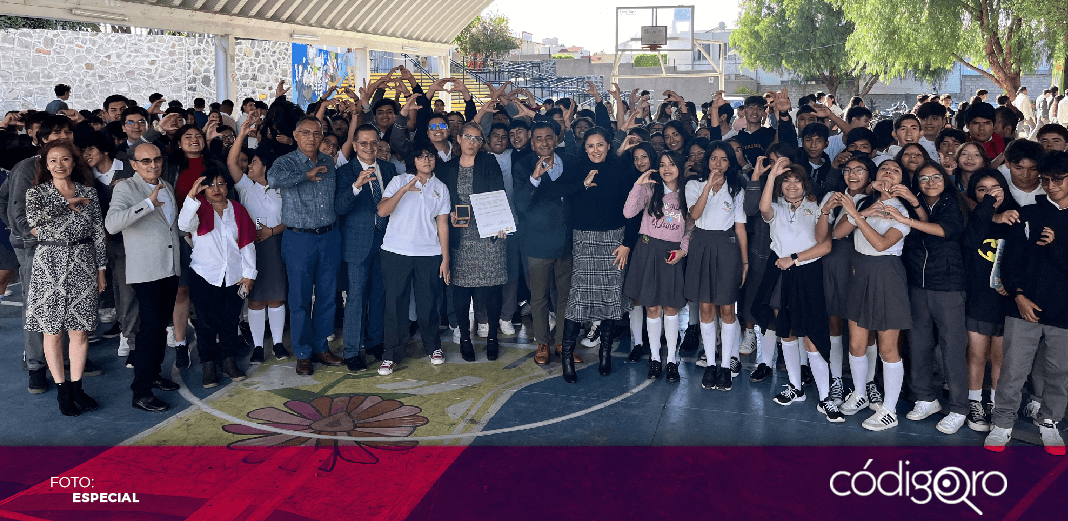 Reconocen a docente de CECyTEQ plantel Corregidora