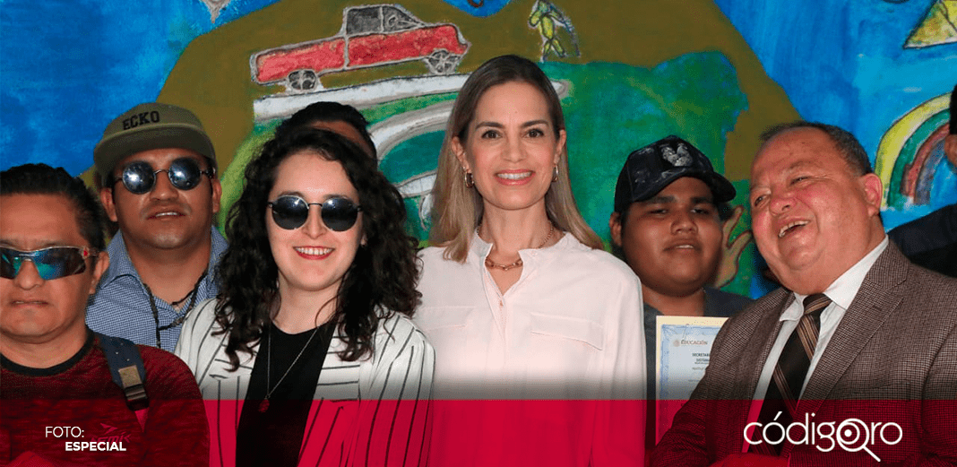 DIF entrega constancias de estudios en Escuela para Ciegos