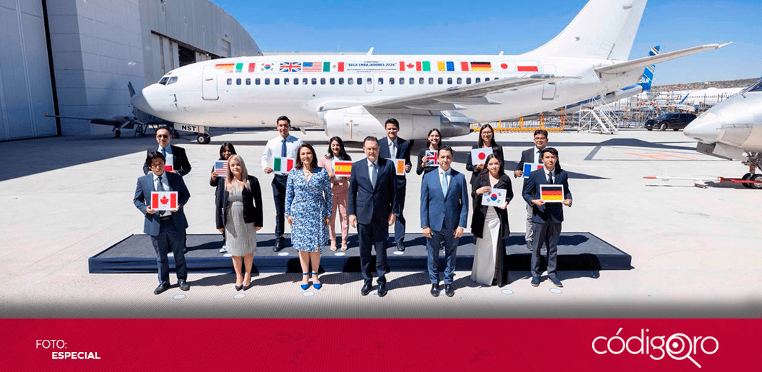 Kuri abandera a participantes del programa Beca Embajadores