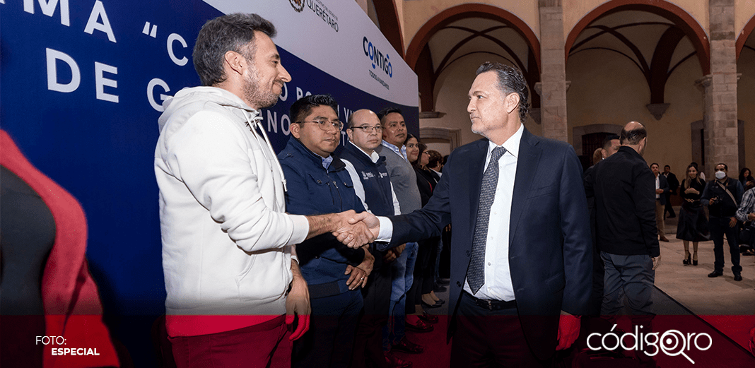 Kuri entrega apoyos de vivienda a trabajadores de Gobierno