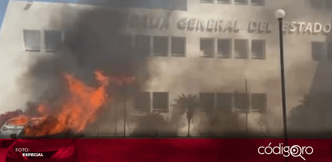 Presuntos normalistas de Ayotzinapa incendian vehículos afuera de la FGE en Chilpancingo