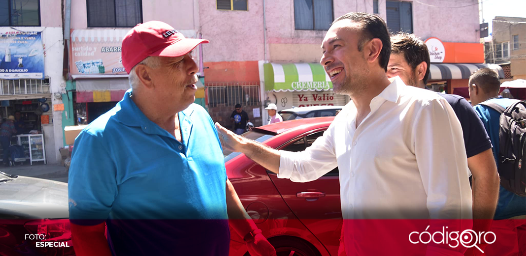 Arturo Maximiliano se registra como candidato a diputado local