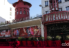 Moulin Rouge sorprende a parisinos y turistas al amanecer sin sus características aspas rojas, luego de una posible ruptura del eje que las sostenía