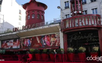 Moulin Rouge sorprende a parisinos y turistas al amanecer sin sus características aspas rojas, luego de una posible ruptura del eje que las sostenía