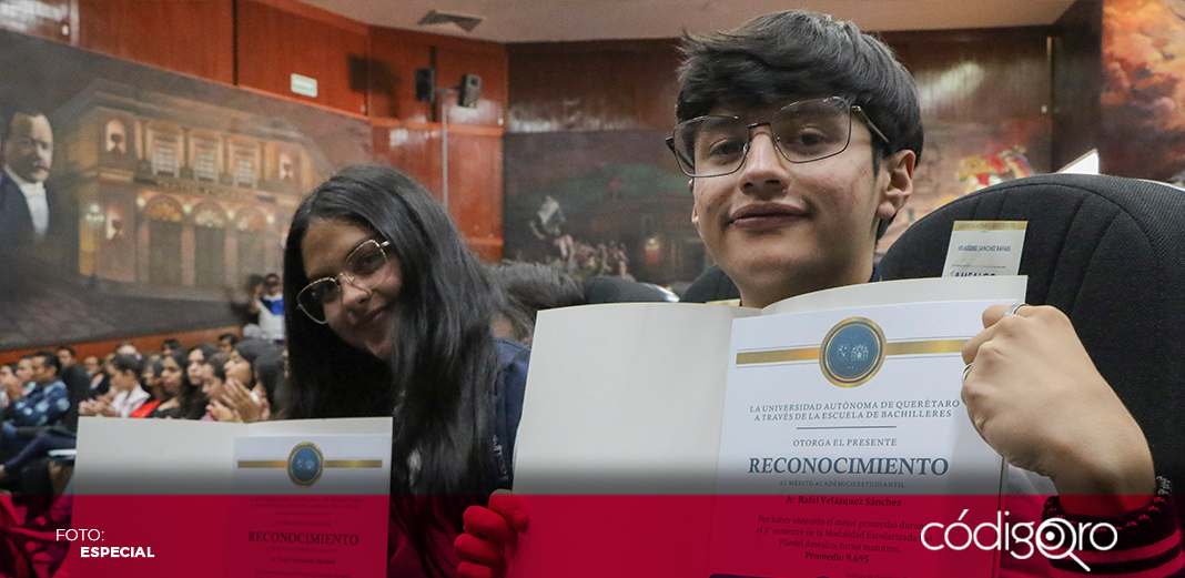 UAQ reconoce a estudiantes con mejor promedio