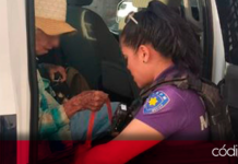 Policías de Atención a Víctimas ayudan a adulta mayor a regresar a su casa en Jurica Pueblo; se encontraba desorientada