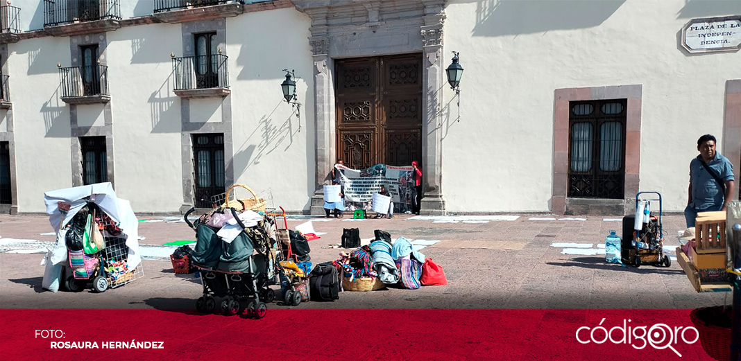 Artesanos mantienen plantón en Plaza de Armas